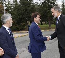 Su Majestad el Rey recibe el saludo del presidente de la Junta de Castilla y León, Alfonso Fernández Mañueco