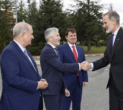 Su Majestad el Rey recibe el saludo del ministro del Interior, Fernando Grande-Marlaska