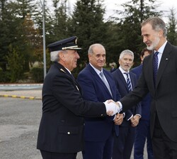 Su Majestad el Rey recibe el saludo del director adjunto operativo del Cuerpo Nacional de Policía, José Ángel González Jiménez