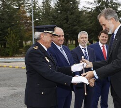 Su Majestad el Rey recibe el bastón de mando del Cuerpo Nacional de Policía de manos del director adjunto operativo