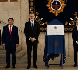 Su Majestad el Rey tras descubrir una placa conmemorativa de su visita