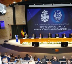 Don Felipe, en el auditorio de la Escuela Nacional de Policía, durante su intervención