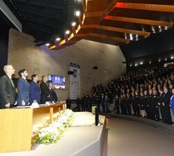 Interpretación del Gaudeaumus Igitur, con lo que se dio por concluído el acto