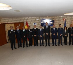 Su Majestad el Rey acompañado de los miembros del Consejo Rector del Centro Universitario