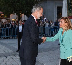 Su Majestad el Rey es saludado a su llegada por la presidenta del Congreso de los Diputados, Meritxell Batet