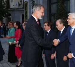 Don Felipe recibe el saludo del director general del Teatro Real, Ignacio García-Belenguer