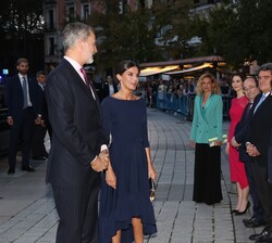 Los Reyes conversan con las autoridades que les recibieron a su llegada al Teatro Real
