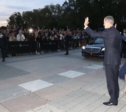 Don Felipe y Doña Letizia saludan al público que se encontraba a las puertas del Teatro Real 