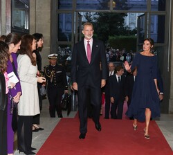Sus Majestades los Reyes acceden al interior del Teatro Real