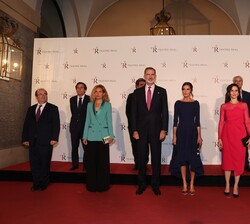 Fotografía de grupo de Sus Majestades los Reyes con las autoridades asistentes