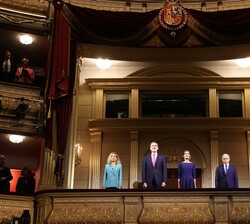 Sus Majestades los Reyes en el Palco Real durante la interpretación del Himno Nacional