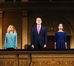 Don Felipe y Doña Letizia acompañados de la presidenta del Congreso y del presidente de la Fundación Teatro Real 