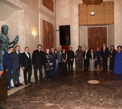 Fotografía de grupo de Sus Majestades los Reyes con los directores y artistas