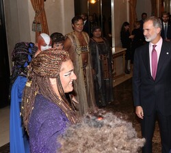 Los Reyes conversan con los artistas