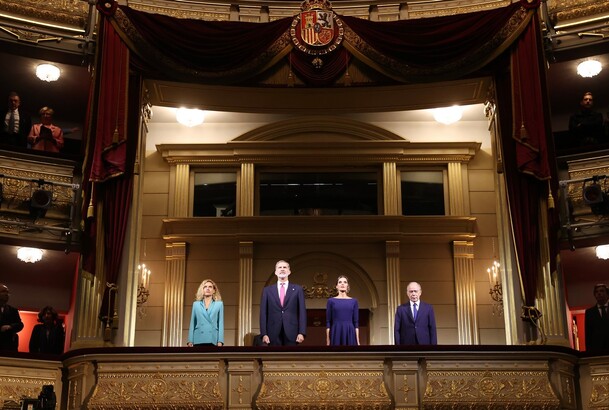 Sus Majestades los Reyes en el Palco Real durante la interpretación del Himno Nacional
