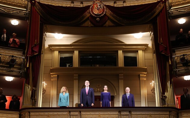 Sus Majestades los Reyes en el Palco Real durante la interpretación del Himno Nacional