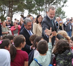 EL Rey con los niños a su llegada la Palacio de La Magdalena