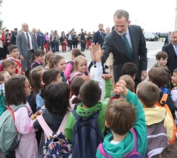 Don Felipe y los niños en el Palacio de La Magdalena
