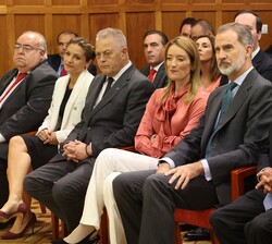 El Rey en la primera fila de asientos de la sala Riancho-Bringas, del Palacio de la Magdalena