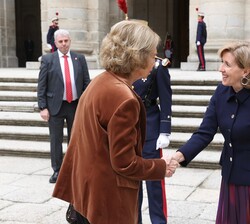 Doña Sofía recibe el saludo de la presidenta del Consejo de Administración de Patrimonio Nacional, Ana de la Cueva