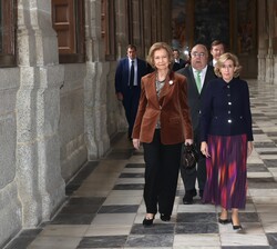 Su Majestad la Reina Doña Sofía se dirige a la antesacristía tras acceder al Real Monasterio de San Lorenzo de El Escorial