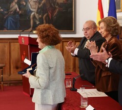 Su Majestad la Reina Doña Sofía aplaude a Carmen Iglesias tras hacerle entrega del Premio Órdenes Españolas 2022