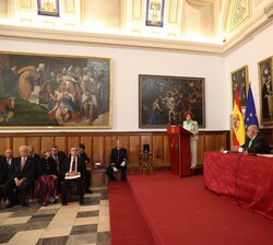 La Reina Doña Sofía atiende a las palabras de Carmen Iglesias en el acto