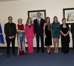 Don Felipe, Doña Letizia y sus hijas, Leonor y Sofía, acompañados de Carmen Linares y María Pagés
