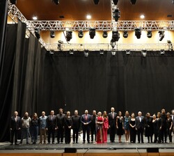 Fotografía de grupo de Sus Majestades los Reyes y Sus Altezas Reales la Princesa de Asturias y la Infanta Doña Sofía en el escenario del Auditorio &qu