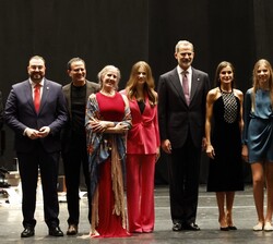 Don Felipe, Doña Letizia y sus hijas, Leonor y Sofía, acompañados de Carmen Linares y María Pagés