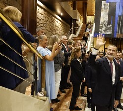 Su Majestad el Rey saluda al público presente en el Auditorio Palacio de Congresos “Príncipe Felipe”