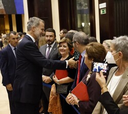 Don Felipe recibe el saludo de las personas asistentes al concierto