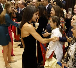 Doña Letizia saluda al público presente en el Auditorio Palacio de Congresos “Príncipe Felipe”