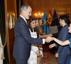 La Familia Real recibe el saludo de los ganadores de los premios “Fin de Carrera 2021” de la Universidad de Oviedo 