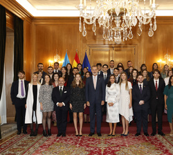 Fotografía de grupo de la Familia Real con los ganadores de los premios “Fin de Carrera 2021” de la Universidad de Oviedo 
