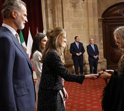 Su Alteza Real la Princesa de Asturias entrega la insignia de la Fundación a María Pagès, Premio Princesa de Asturias de las Artes 2022