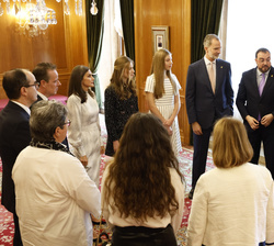 La Familia Real conversa con los galardonados con las “Medallas de Asturias 2022"