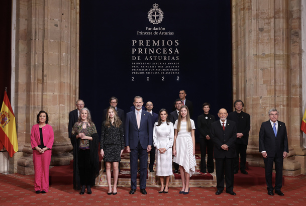 Fotografía de grupo de la Familia Real con los galardonados con los Premios Princesa de Asturias 2022