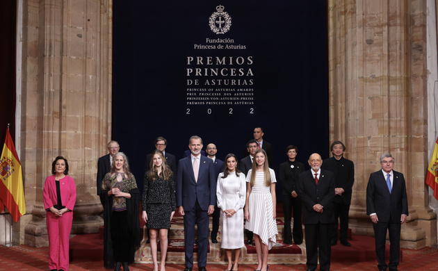 Fotografía de grupo de la Familia Real con los galardonados con los Premios Princesa de Asturias 2022