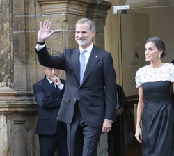 Sus Majestades los Reyes a su salida del hotel de La Reconquista para dirigirse al Teatro Campoamor