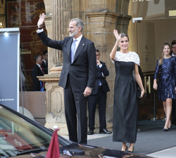 Sus Majestades los Reyes saludan a los ciudadanos de Oviedo a su salida del hotel de La Reconquista para dirigirse al Teatro Campoamor