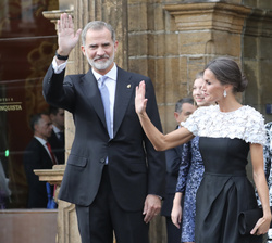 Sus Majestades los Reyes junto a sus hijas saludan a los ciudadanos de Oviedo a su salida del hotel de La Reconquista para dirigirse al Teatro Campoam