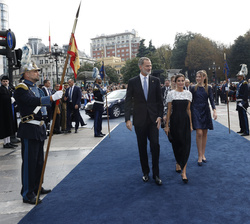 Sus Majestades los Reyes y Sus Altezas Reales la Princesa de Asturias y la Infanta Doña Sofía a su llegada al Teatro Campoamor de Oviedo