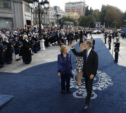 Sus Majestades los Reyes, Sus Altezas Reales la Princesa de Asturias y la Infanta Doña Sofía, y Su Majestad la Reina Doña Sofía, a su llegada al Teatr