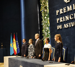 Don Felipe y Doña Letizia y sus hijas Doña Leonor y Doña Sofía durante la interpretación del Himno Nacional a cargo de la Real Banda de Gaitas “