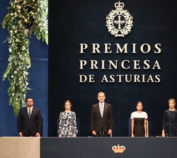 Sus Majestades los Reyes, Sus Altezas Reales la Princesa de Asturias y la Infanta Doña Sofía durante la interpretación del Himno Nacional a cargo de l