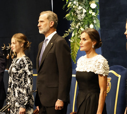Don Felipe y Doña Letizia y sus hijas Doña Leonor y Doña Sofía durante la interpretación del Himno Nacional a cargo de la Real Banda de Gaitas “