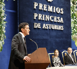 La Familia Real durante la intervención del Premio Princesa de Asturias de las Letras 2022, Juan Mayorga