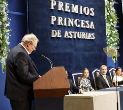 La Familia Real durante la intervención del Premio Princesa de Asturias de Comunicación y Humanidades 2022, Adam Michnik