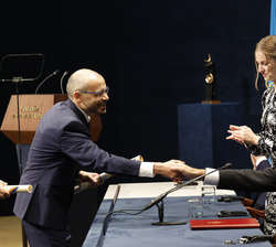 El Premio Princesa de Asturias de Investigación Científica y Técnica 2022, Demis Hassabis, recibe el saludo de Don Felipe